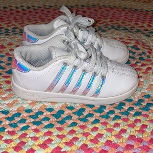 🦄White K-Swiss sneakers with iridescent stripes